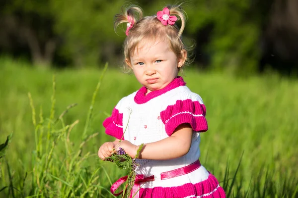 Meisje op gras op weide — Stockfoto