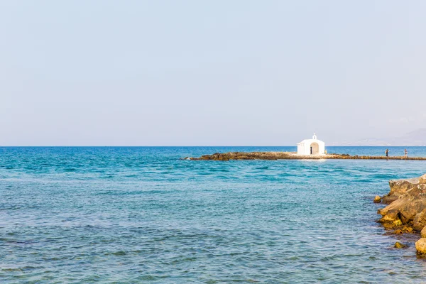 Vuurtoren in harbor in Kreta — Stockfoto