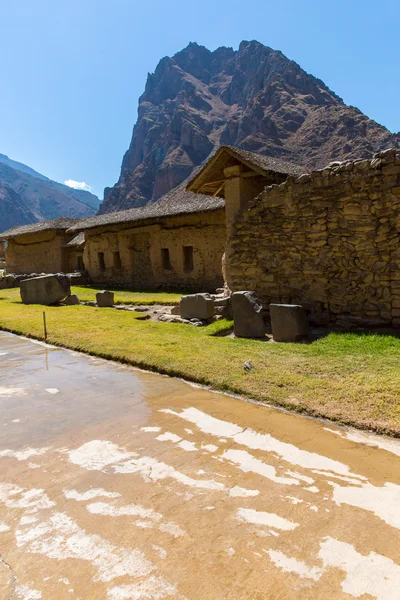 Ruinas de Ollantaytambo-Inca en montañas de los Andes — Foto de Stock