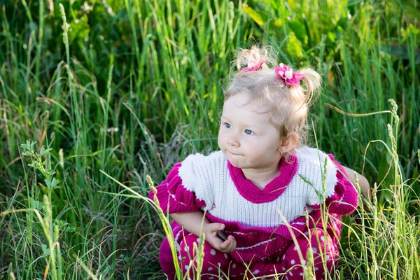 Chica en la hierba en el prado — Foto de Stock