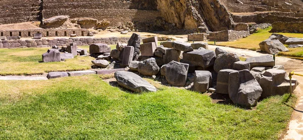 Ruines de la vallée sacrée dans les montagnes des Andes — Photo