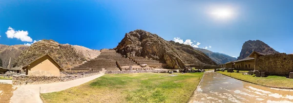 Ruines de la vallée sacrée dans les montagnes des Andes — Photo