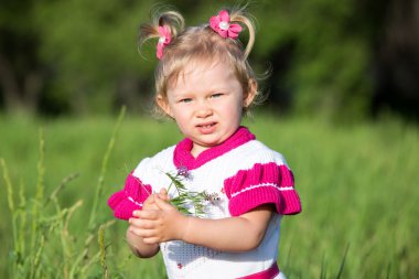 çayır çim üzerinde sevimli küçük çocuk kız.