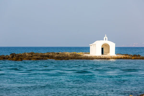 Oude Venetiaanse vuurtoren in harbor in Kreta — Stockfoto