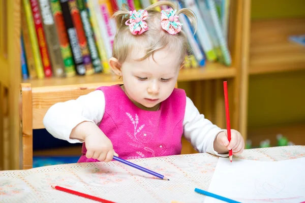 Lindo dibujo de niña con lápices de colores — Foto de Stock