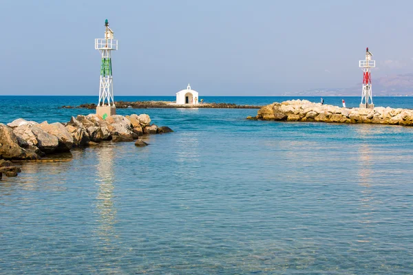 Oude Venetiaanse vuurtoren in harbor in crete, Griekenland. — Stockfoto