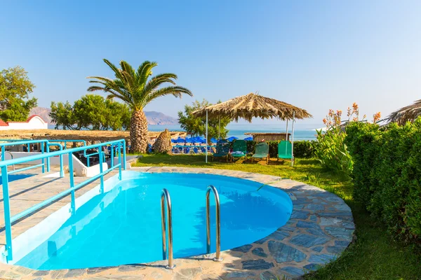Swimming pool n Crete island — Stock Photo, Image