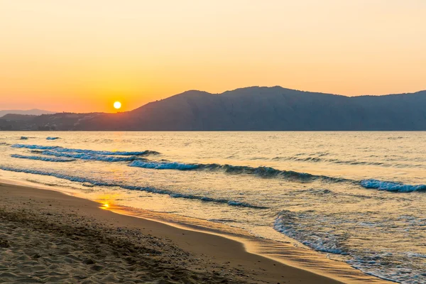 Pláž na západu slunce v obci kavros v ostrově Kréta, Řecko. — Stock fotografie