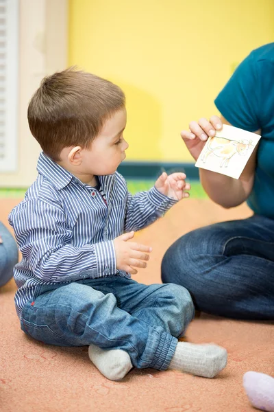 小的孩子男孩在幼儿园玩 — 图库照片