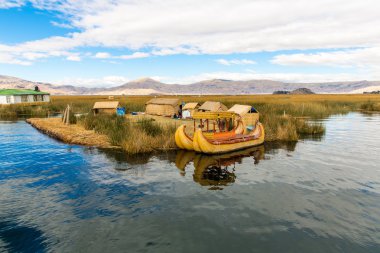yüzen ada üzerinde Titikaka Gölü: puno, peru