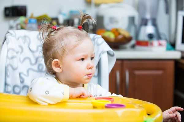 Retrato de niña en la cocina —  Fotos de Stock