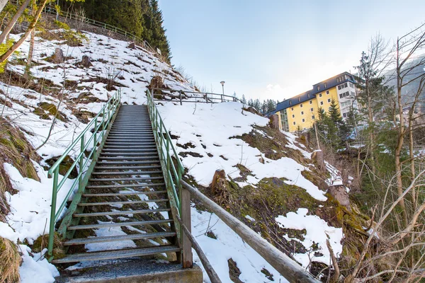 Treppe im Skigebiet — Stockfoto