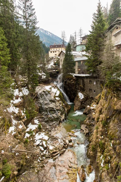 Vattenfall i ski resort stad — Stockfoto