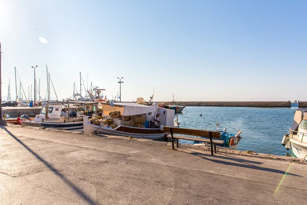 Barche a vela al molo marina — Foto Stock