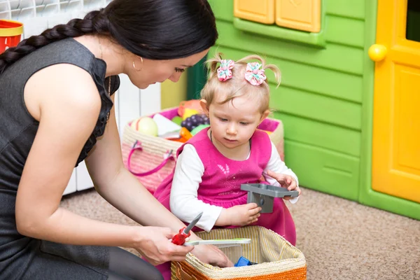 Montessori anaokulu sınıfı anaokulunda oynayan anne ve çocuk kız. — Stok fotoğraf
