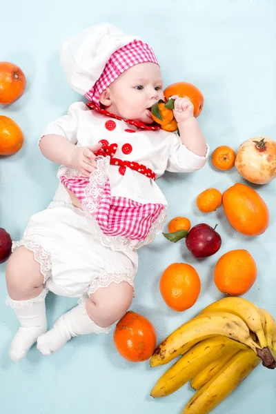 Meisje van de baby met vruchten. — Stockfoto