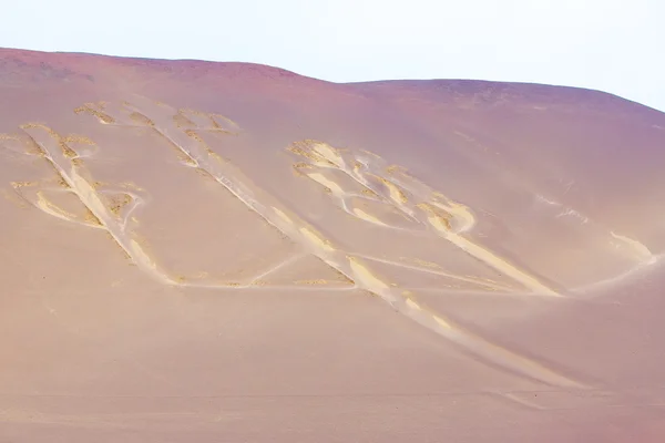 Misterioso disegno nella sabbia del deserto — Foto Stock