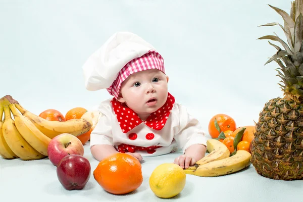 Meisje van de baby met vruchten. — Stockfoto