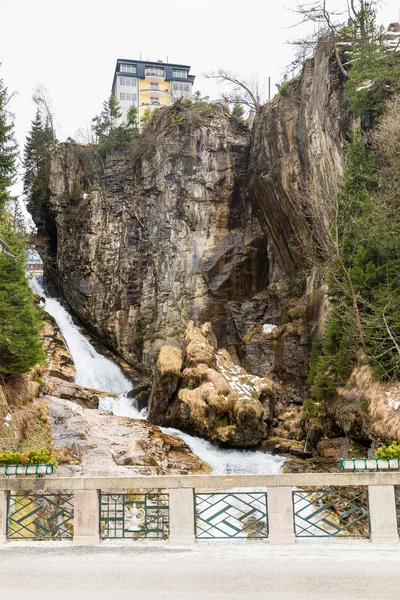 Cascata nella località sciistica — Foto Stock