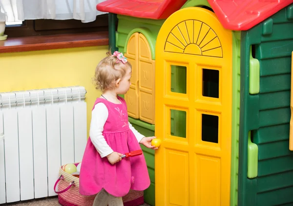 Lilla barn flicka som leker på dagis i montessori förskola klass. — Stockfoto