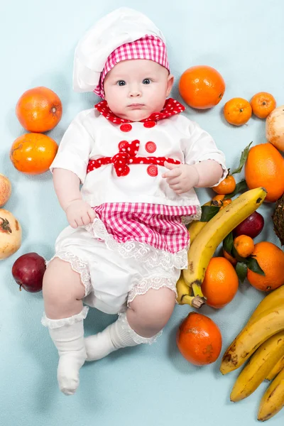 Bébé fille avec des fruits . — Photo