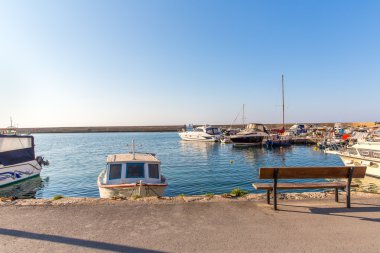 Yelkenli Yat Limanı rıhtım ve defne