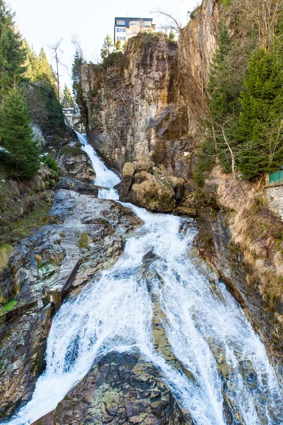 Cachoeira na estância de esqui — Fotografia de Stock