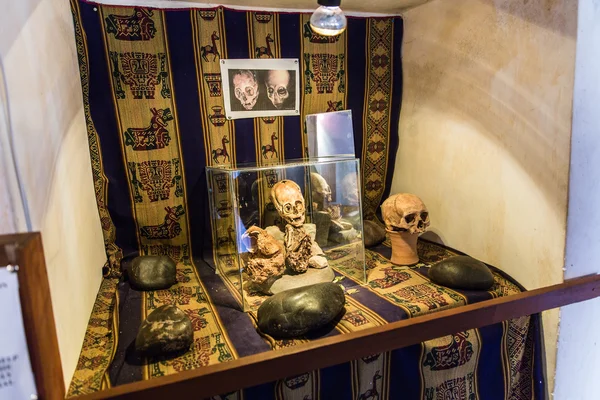 Gebalsemde mama en schedel in peru. — Stockfoto