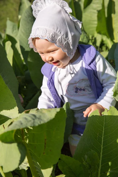 Meisje op aard — Stockfoto