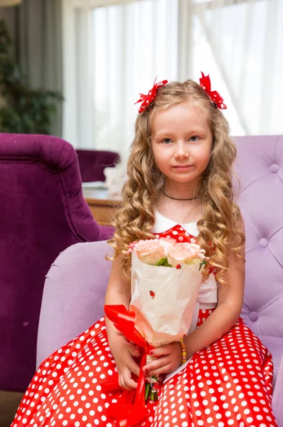 Happy kid girl celebrating birthday party with bouquet of flowers in cafe. Child name-day. — Foto de Stock