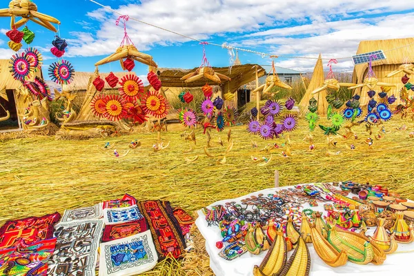 Souvenir aus Schilf auf schwimmenden Inseln im Titicacasee, Peru, Südamerika. — Stockfoto