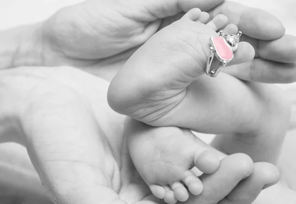 Parent Holding Hands Feet Newborn Baby Closeup Photo — Stock Photo, Image