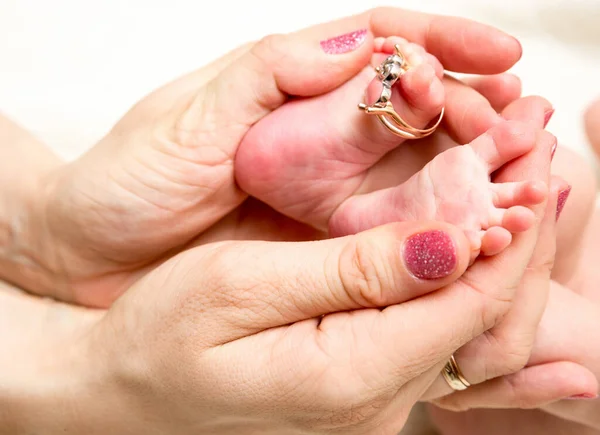 Parent Holding Hands Feet Newborn Baby Closeup Photo — Stock Photo, Image