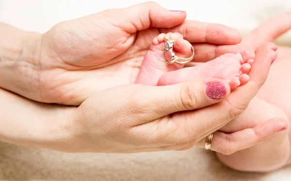 Parent Holding Hands Feet Newborn Baby Closeup Photo — Stock Photo, Image