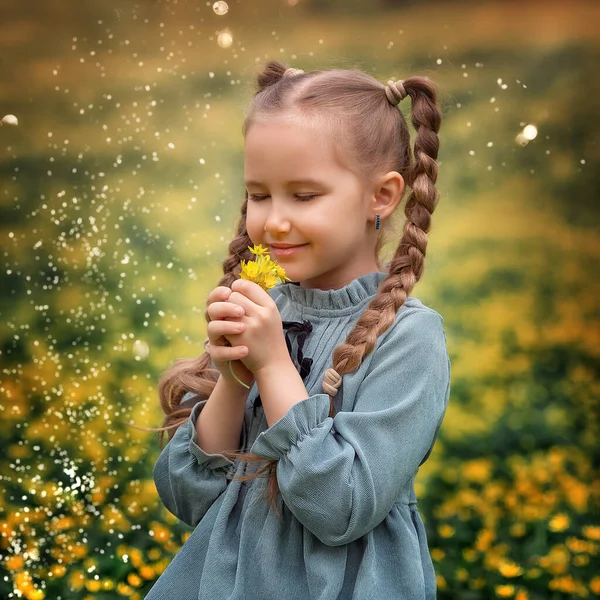 Ritratto Una Graziosa Bambina Paese Con Fiore Campo Fiori Bambino — Foto Stock