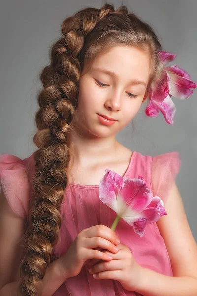 Nahaufnahme Porträt Eines Entzückenden Kleinen Mädchens Mit Langen Haaren Und — Stockfoto