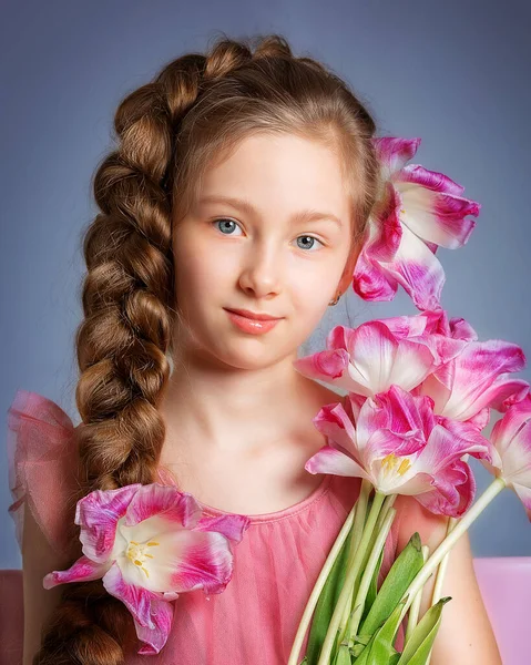 Portrait Gros Plan Une Adorable Petite Fille Aux Cheveux Longs — Photo
