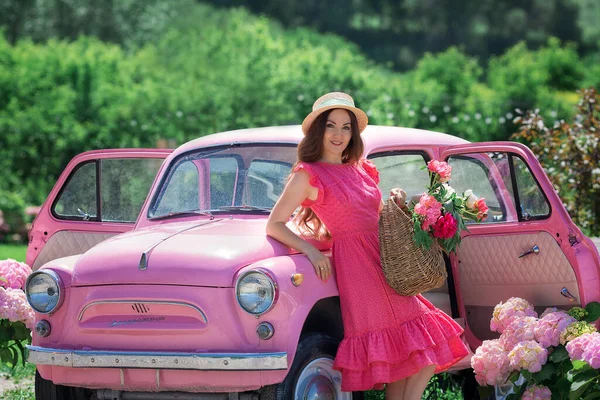 Een Mooie Vrouw Met Lang Haar Een Roze Jurk Poseert — Stockfoto