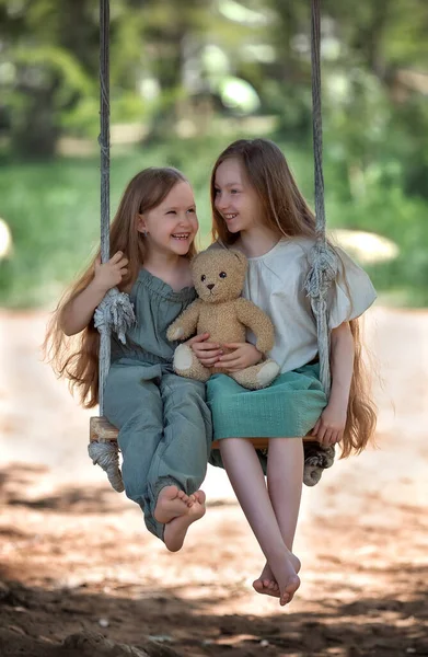 Glada Skrattande Barn Flickor Systrar Med Långt Hår Njuter Sväng — Stockfoto