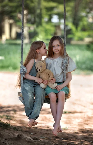 Щасливі Діти Дівчата Сестри Довгим Волоссям Насолоджуються Гойдалками Іграшкою Плюшевого — стокове фото