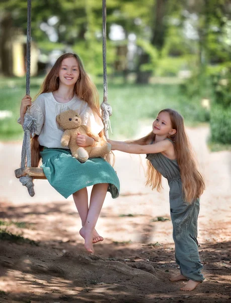 Feliz Rindo Crianças Meninas Irmãs Com Cabelos Longos Desfrutando Passeio — Fotografia de Stock