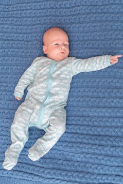 3 aylık şirin bir bebeğin portresi, kötü bir vaziyette yatan yeni doğmuş bir çocuk. Yeni doğmuş çocuk yatak odasında dinleniyor. Evde aile sabahı vakti..