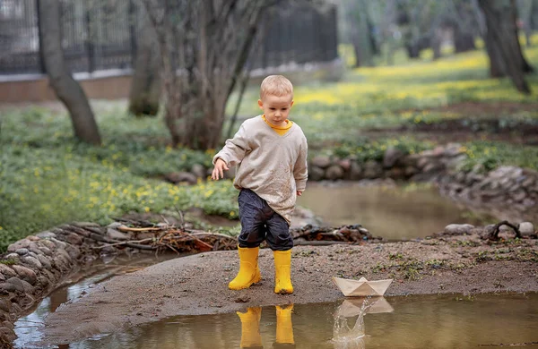 Porträt Eines Entzückenden Kleinen Jungen Gummistiefeln Der Frühling Papierboote Einer — Stockfoto