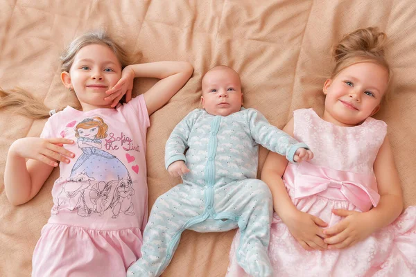 Retrato Lindo Bebé Meses Edad Dos Hermanas Pequeñas Felices Abrazan —  Fotos de Stock