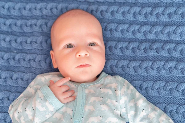 3 aylık şirin bir bebeğin portresi, kötü bir vaziyette yatan yeni doğmuş bir çocuk. Yeni doğmuş çocuk yatak odasında dinleniyor. Evde aile sabahı vakti..