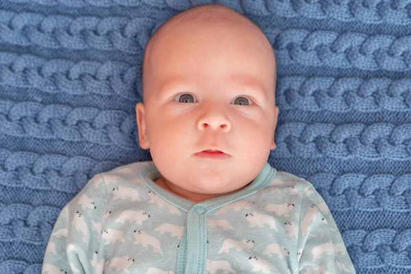 Portrét Roztomilého Tříměsíčního Miminka Novorozence Ležícího Špatném Stavu Novorozené Dítě — Stock fotografie