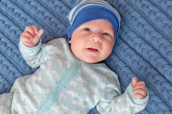 3 aylık şirin bir bebeğin portresi, kötü bir vaziyette yatan yeni doğmuş bir çocuk. Yeni doğmuş çocuk yatak odasında dinleniyor. Evde aile sabahı vakti..