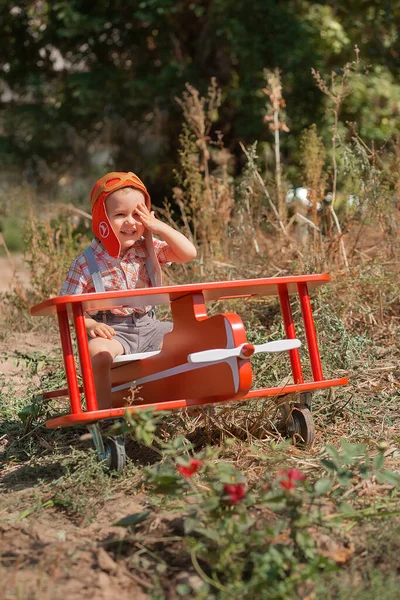 Glücklicher Junge Pilot Sitzt Und Spielt Mit Spielzeug Roten Flugzeug — Stockfoto