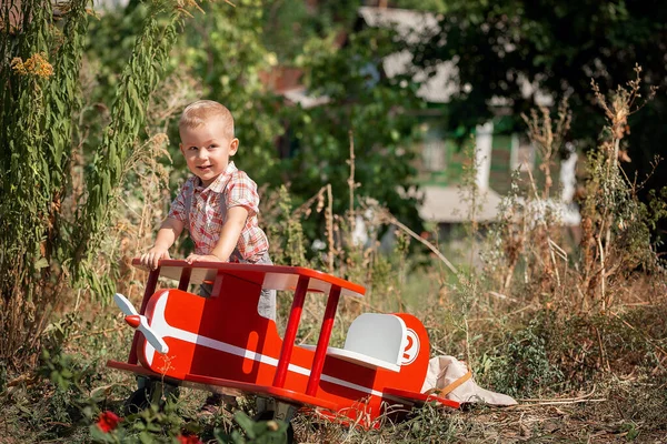 Menino Feliz Piloto Sentado Brincando Com Brinquedo Avião Vermelho Verão — Fotografia de Stock