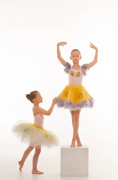 Ballerina Dívky Tutus Bílém Izolovaném Pozadí — Stock fotografie